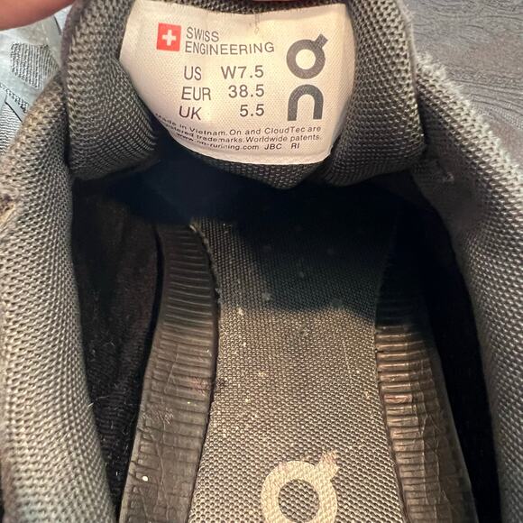 On cloud black/ silver logo running shoes women 7.5 - Picture 6 of 13